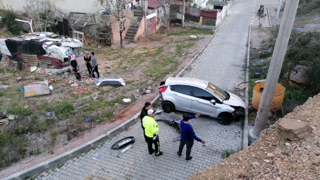 Gebze'de otomobil 40 metrelik duvardan alt yola uçtu