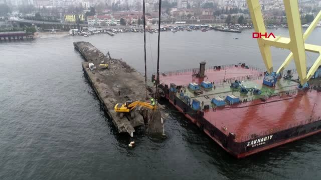 İzmit Seka Park sahilindeki atıl iskele yıkılıyor