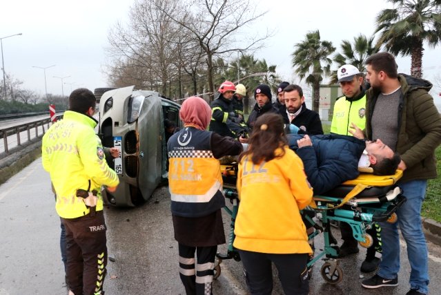 Bariyerlere çarpan otomobil yan yattı 2 yaralı!