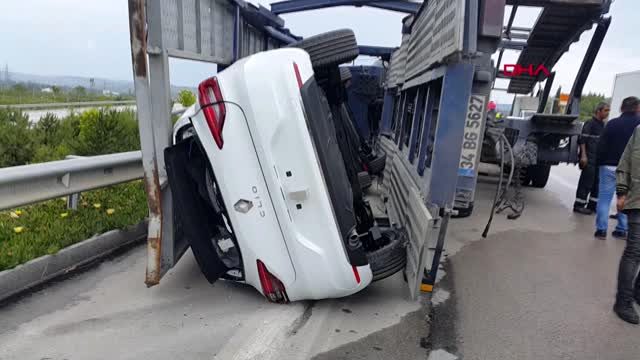 Otomobil taşıyan Otoçeker TIR yan yattı; 4 otomobil yola savruldu