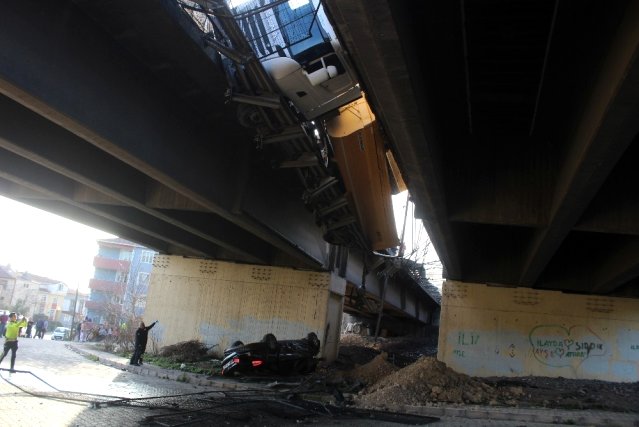 TEM otoyolunda feci kaza TIR viyadükte asılı kaldı! 7 yaralı